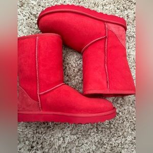 UGG Original Classic Short. Candy Apple Red size 8. NWT